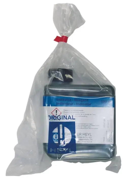 Transparentes Plastikbeutel mit einem schwarzen Behälter, auf dem die Aufschrift "Indikator – Reagent" und das Logo "Judo" deutlich sichtbar ist.